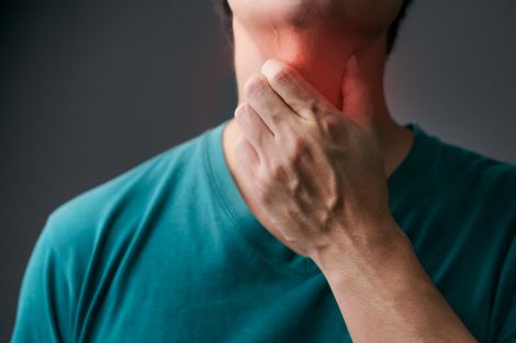 Що може викликати відчуття грудки в горлі?