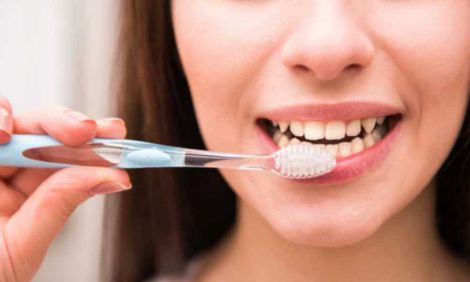 Як почистити зуби без зубної щітки та пасти