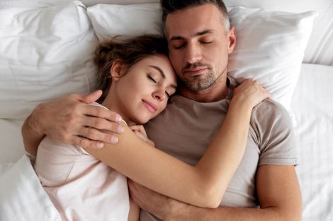 Чому сон з партнером корисніший, ніж наодинці?