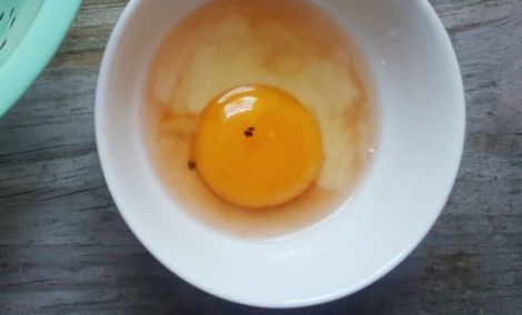 Яйце з червоною цяткою