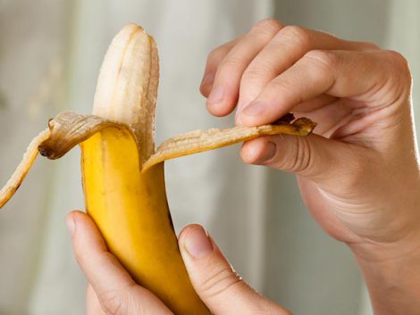 Бананова шкірка для відбілювання зубів