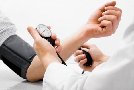 Лікар пояснив, чому різке зниження артеріального тиску може вас вбити