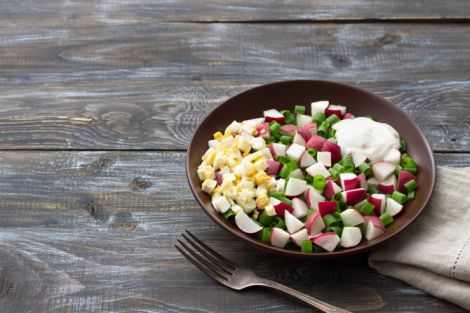 Редиска, яйце та огірок: смачний вітамінний салат