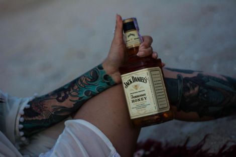 Вчені довели, що пити на самоті – шлях до алкоголізму