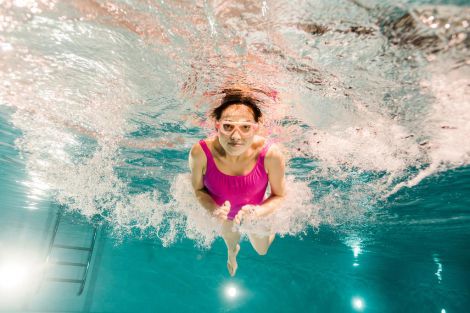 Чому гінеколог не рекомендує жінкам ходити у басейн