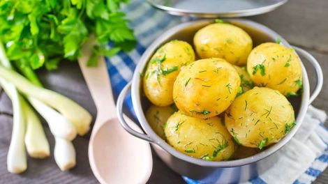 Допомагає схуднути та багато вітамінів: 5 причин їсти по одній картоплі щодня