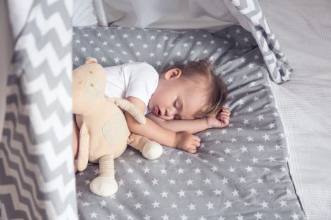 Психолог розповів, чи може дитина спати з батьками