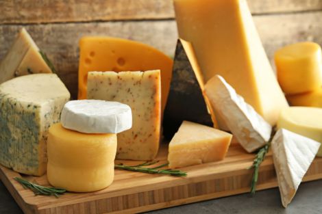 Кому шкідливо для здоров'я їсти багато сиру