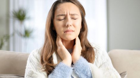 Нежить і біль у горлі: як змінилися найчастіші симптоми COVID-19