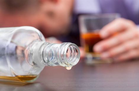 Вживання алкоголю наодинці