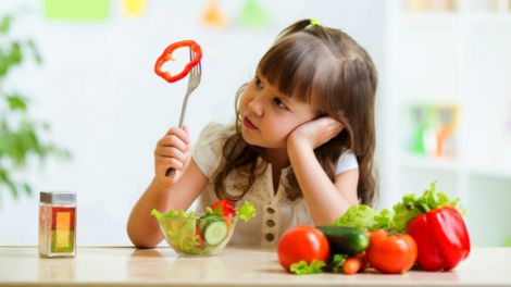 Як привчити дитину їсти овочі?