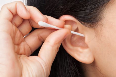 Небезпечні методи чистки вух