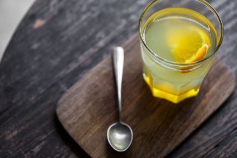 Все, що треба знати про користь вживання води з медом