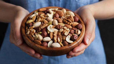 Від хвороб серця, високого цукру і холестерину: користь популярного горіха розкрили вчені