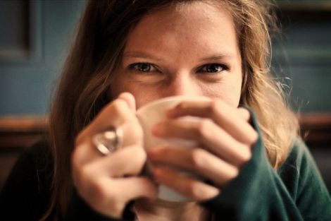 Вчені: третя чашка кави в день рятує жінок від депресії