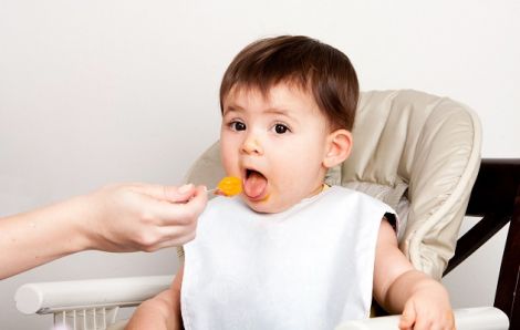 Як правильно годувати немовлят?
