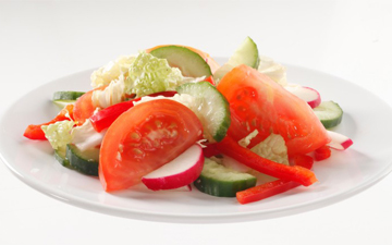 салат з овочів та фруктів стане відмінним доповненням до будь-якої страви