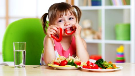 Чим годувати дитину, щоб вона стала розумнішою: 5 найкращих продуктів для дитячого мозку