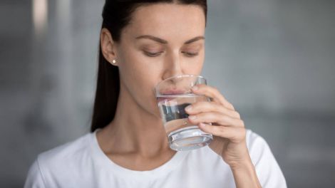 Як визначити, скільки насправді потрібно пити води, розповіла медик