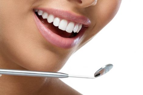 Білі зуби: від чого залежить колір емалі