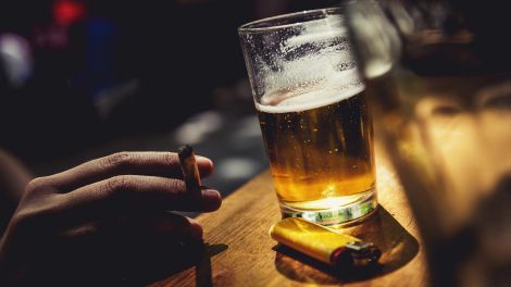 Чому шкідливо вживати алкоголь, якщо ви захворіли?