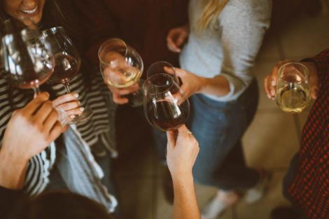 Люди, які п'ють вино, рідше заражаються коронавірусом