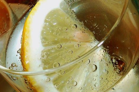 Домашній напій з лимона позбавить від жирових відкладень на животі