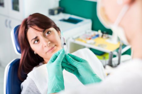 Стоматолог розповів, кому не варто ставити імпланти зубів