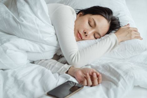Вчені розповіли про вплив смартфонів на якість сну