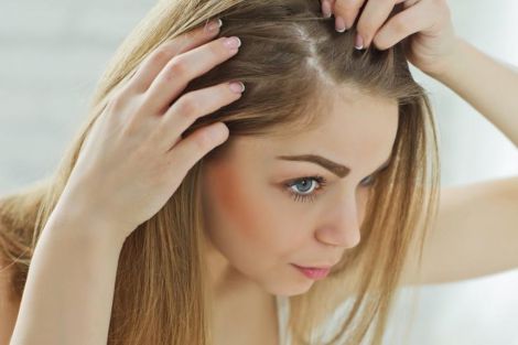 "Варто підготуватися": лікар пояснила причину випадіння волосся навесні