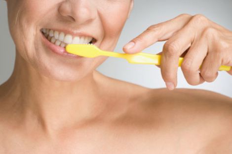 А коли чистите зуби ви?