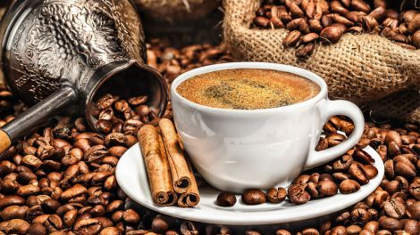 Від холестерину, тиску і раку: посилити користь ранкової кави допоможе проста спеція