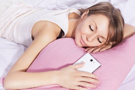 Сон зі смартфоном біля голови може бути небезпечним