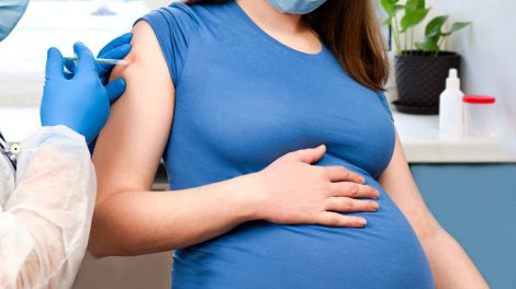 Чому вагітним рекомендується зробити щеплення від коронавірусу, пояснили вчені