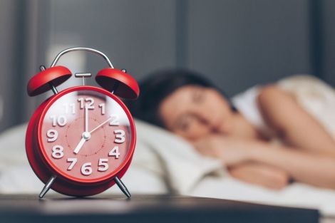 Невролог розповів, чому не можна різко вставати з ліжка вранці
