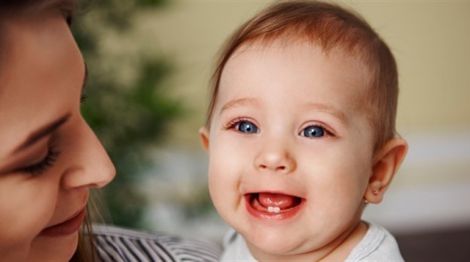 Прорізування зубів у малюка: як пережити складний період?