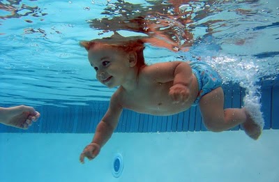 Дитина в басейні
