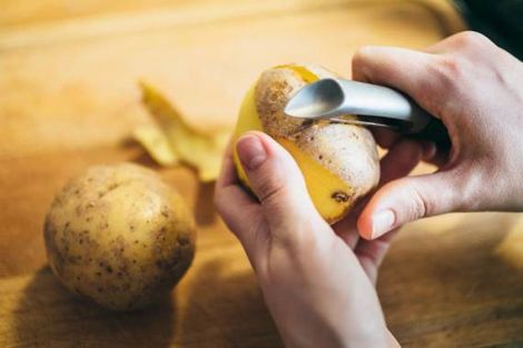 Названий спосіб миттєво очистити картоплю для салату та пюре