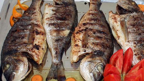 Чому не потрібно смажити рибу і навіщо її заїдають халвою, пояснив турецький дієтолог