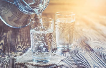 Вчені скасували правило восьми склянок води на день
