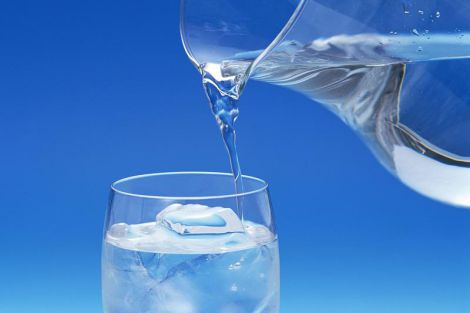 Скільки води потрібно пити, щоб худнути