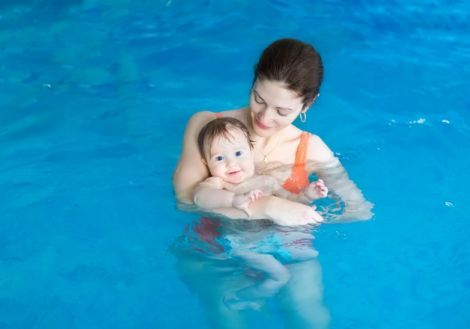 Плавання корисне для немовлят