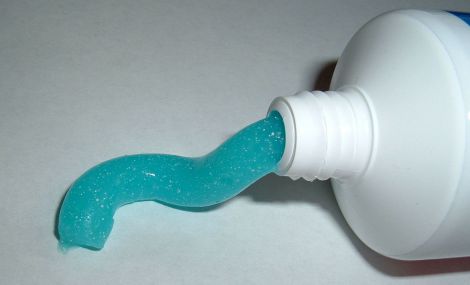 Небезпечні компоненти у зубних пастах