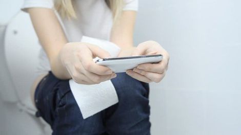 Проктолог порадив не брати смартфон із собою у туалет Проктолог порадив не брати смартфон із собою у туалет