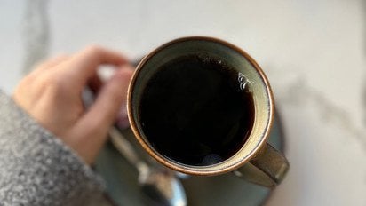 Чому після кави може боліти живіт